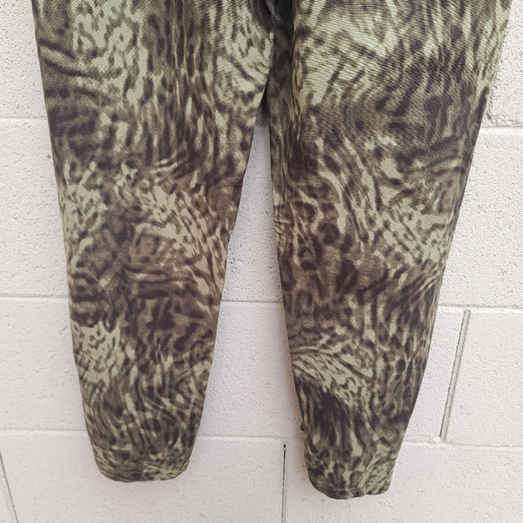 Good American | Upgrade Paperbag High Waist Ankle Trousers in Jungle01 Size 6 - Picture 12 of 14